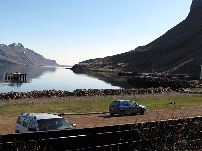 Djúpavík. Anfang Juni. - Und hier sehen wir Svavar, wie er Djúpavík verlässt und wieder in Richtung Reykjavík fährt. (01. bis 03.06.2010)