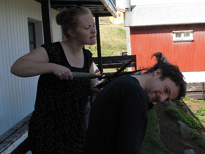 Djúpavík. Anfang Juni. - Vera and I used the opportunity for cutting my hair! (1 till 3 June 2010)