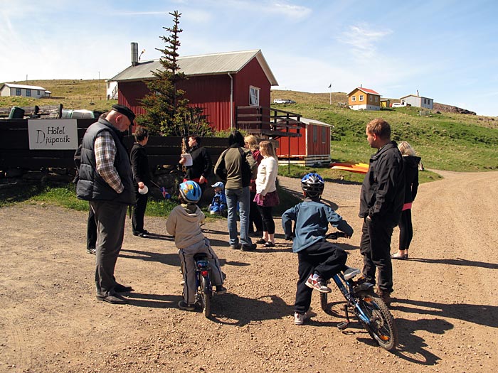 Djúpavík. Musik III: Margrét S. (Magga), Nationalfeiertag. -  (17.06.2010)