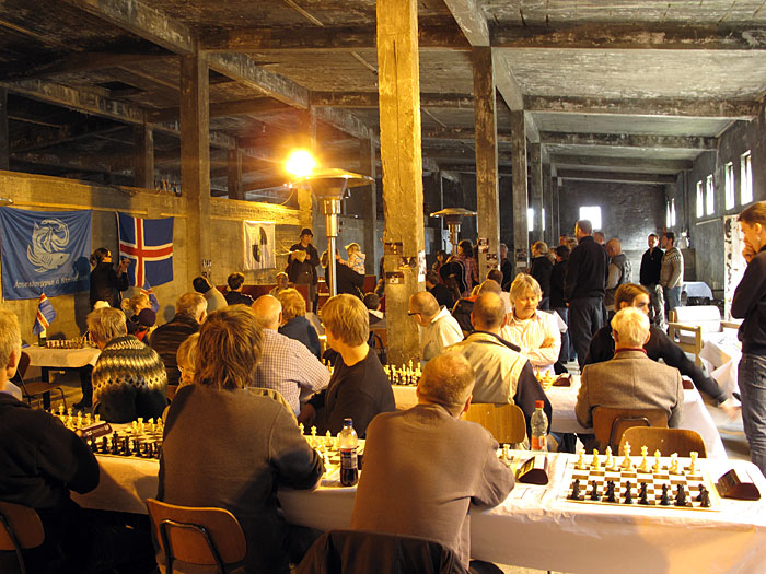 Djúpavík. 3. Schachturnier in Djúpavík. - Die offizielle Eröffnung durch den Leiter des Turniers Hrafn Jökulsson. (17. bis 19.06.2010)