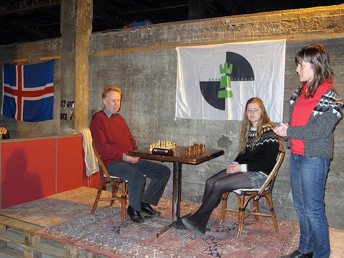 Djúpavík. 3. Schachturnier in Djúpavík. - Weitere Rede von Katrín Jakobsdóttir (rechts). Links der isländischer Schachmeister Friðrik Ólafsson. (17. bis 19.06.2010)