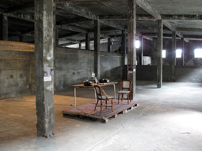 Djúpavík. Exhibition "Pictures - and their sounds" in the old herring factory. - ... in the big exhibition hall of the herring factory. (20 June 2010)