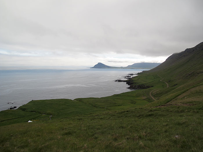 Krossnesfjall. Ausflug mit Martin, Anna und Tim. - Blick in südliche Richtung auf den Berg Reykjaneshyrna. (14.07.2010)