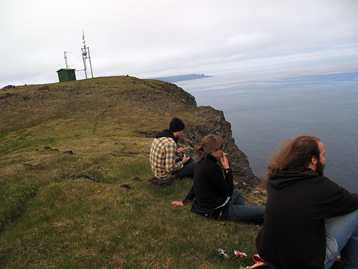 Krossnesfjall. Ausflug mit Martin, Anna und Tim. - Nun aber: Tim, Anna und Martin geniesen den Ausblick! (14.07.2010)