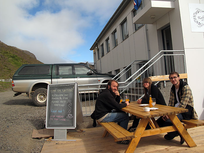 Krossnesfjall. Ausflug mit Martin, Anna und Tim. - Eine Pause im <a href='http://www.nordurfjordur.is' target='_blank' class='linksnormal'>Kaffi Norðurfjörður</a>. (14.07.2010)