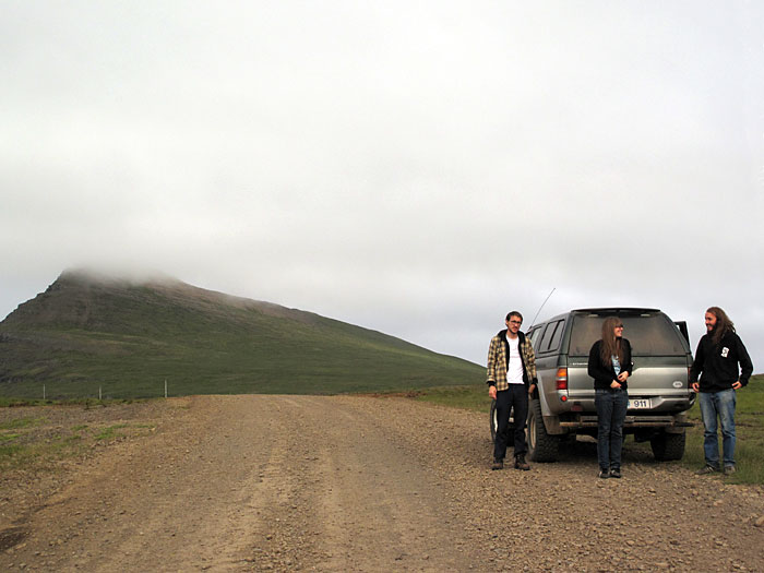 Krossnesfjall. Ausflug mit Martin, Anna und Tim. - Eine weitere Pause auf dem Weg zurück nach Djúpavík... (14.07.2010)