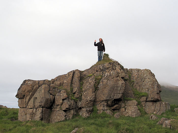 Krossnesfjall. Ausflug mit Martin, Anna und Tim. - Martin auf dem Felsen "Skyrkollusteinn": Bless bless! (14.07.2010)