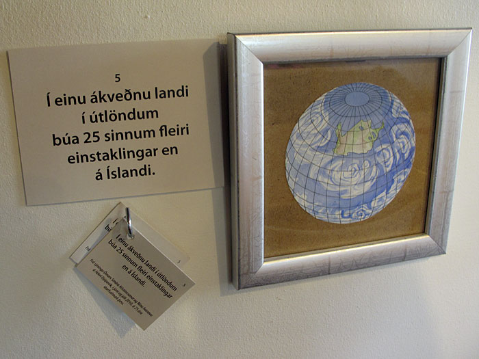 Djúpavík. Ausstellung: Ómar Smári Kristinsson und Nína Ivanova - "25". - "In einem bestimmten fremden Ländern leben 25 mal mehr Menschen als in Island." (18.07.2010)