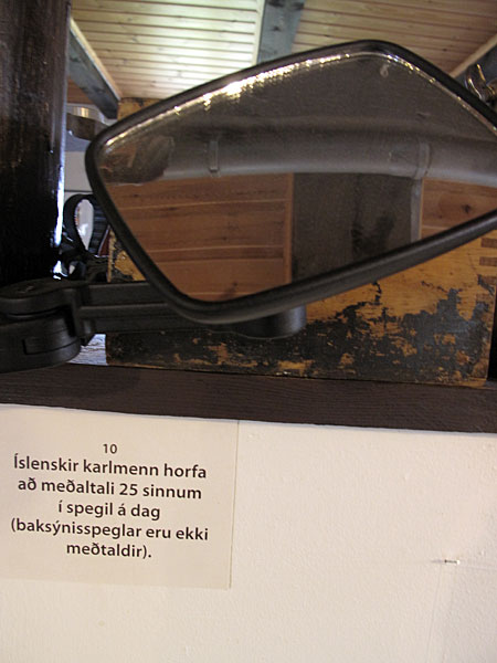 Djúpavík. Ausstellung: Ómar Smári Kristinsson und Nína Ivanova - "25". - "Der isländische Mann schaut druchschnittlich 25 Mal sich selbst im Spiegel an (aber nicht berücksichtig ist der Blick in den Rückspiegel)." (18.07.2010)