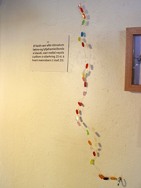 Djúpavík. Ausstellung: Ómar Smári Kristinsson und Nína Ivanova - "25". - "Den Ratschlägen von Ärzten und der Pharmaindustie Islands zu folgen, müsste eine Person täglich 25 Tabletten zu sich nehmen." (18.07.2010)