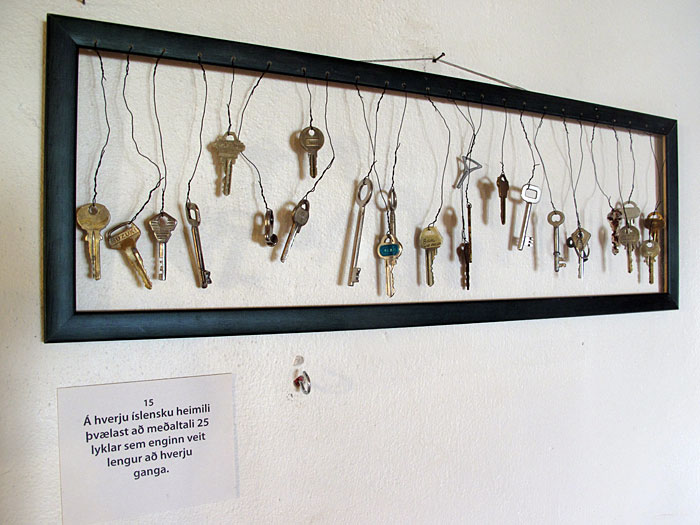 Djúpavík. Ausstellung: Ómar Smári Kristinsson und Nína Ivanova - "25". - "In einem isländischen Durchschnittshaushalt in Island findet man 25 Schlüssel, von denen diemand mehr weiss, wofür dieses einmal gedacht waren." (18.07.2010)