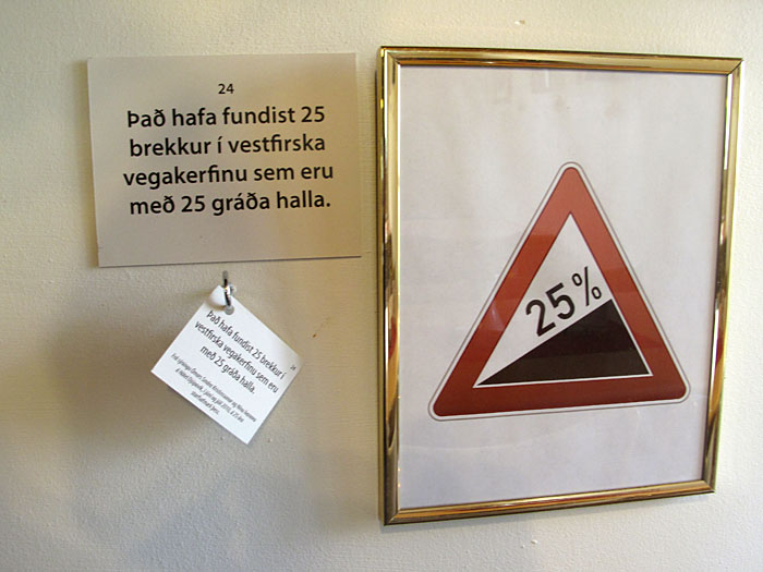 Djúpavík. Ausstellung: Ómar Smári Kristinsson und Nína Ivanova - "25". - "In den Westfjorden gibt es 25 Strassenpässe mit einer Steigung von 25%." (18.07.2010)