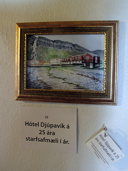 Djúpavík. Ausstellung: Ómar Smári Kristinsson und Nína Ivanova - "25". - "Das <a href='http://www.djupavik.de' target='_blank' class='linksnormal'>Hotel Djúpavík</a> feiert dieses Jahr (2010) seinen 25. Geburtstag!" (18.07.2010)