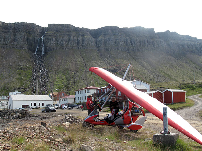 Djúpavík. Stefan Erdmann und Þórhallur Óskarsson in Djúpavík. - Mit diesem Ultralight-Flugzeug kamen der Filmemacher <a href='http://www.islandfilm.de/' target='_blank' class='linksnormal'>Stefan Erdmann</a> und Pilot <a href='http://www.facebook.com/profile.php?id=100000738836044' target='_blank' class='linksnormal'>Þórhallur Óskarsson</a> nach Djúpavík.   (20.07.2010)