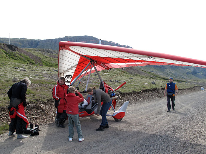 Djúpavík. Stefan Erdmann und Þórhallur Óskarsson in Djúpavík. - Nach einer kurzen Mahlzeit-Pause im Hotel ging es wieder zurück zur Startbahn (die Strasse). Für eine interssierte junge Dame gab es aber erstmal einen Rundflug. (20.07.2010)