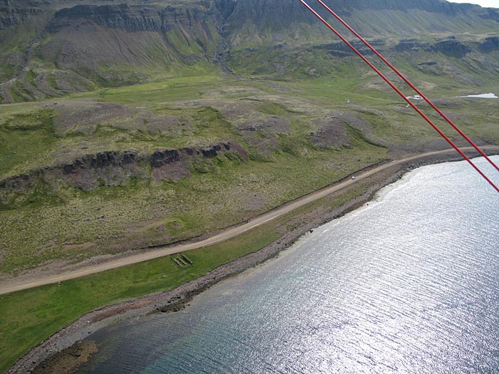 Djúpavík. Stefan Erdmann und Þórhallur Óskarsson in Djúpavík. - Die Landebahn... (20.07.2010)