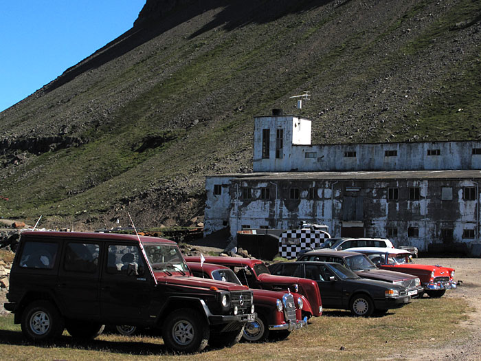 Djúpavík. Der Alte-Auto-Club in Djúpavík. - Aus Reykjavík in die Westfjorde und nach Djúpavík - Autos von Mitgliedern des '<a href='http://www.fornbill.is/' target='_blank' class='linksnormal'>Fornbílaklúbbsins Íslands</a>' ('Verein Oldtimer in Island'). (24.07.2010)