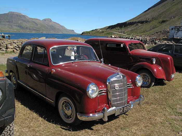 Djúpavík. Der Alte-Auto-Club in Djúpavík. - Aus Reykjavík in die Westfjorde und nach Djúpavík - Autos von Mitgliedern des '<a href='http://www.fornbill.is/' target='_blank' class='linksnormal'>Fornbílaklúbbsins Íslands</a>' ('Verein Oldtimer in Island'). (24.07.2010)