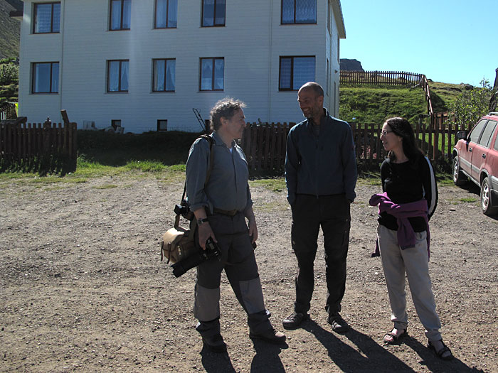 Djúpavík. Miscellaneous XXVI. - Roland chatting with two guests from Bern. (24 till 31 July 2010)