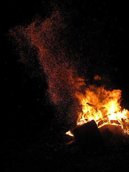 Djúpavík. Djúpavíkdays V: The bonfire (with Svavar Knutur again). - Bonfire, late in the night. (14 August 2010)