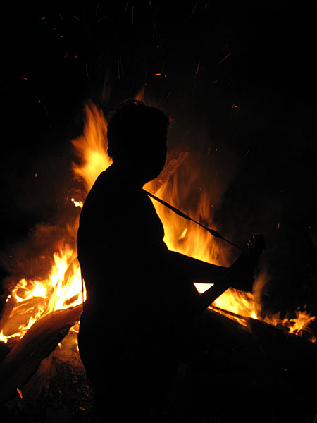 Djúpavík. Djúpavíkdays V: The bonfire (with Svavar Knutur again). - <a href='http://www.svavarknutur.com' target='_blank' class='linksnormal'>Svavar Knutur</a>. (14 August 2010)