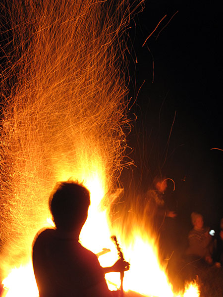 Djúpavík. Djúpavíkdays V: The bonfire (with Svavar Knutur again). - <a href='http://www.svavarknutur.com' target='_blank' class='linksnormal'>Svavar Knutur</a>. (14 August 2010)