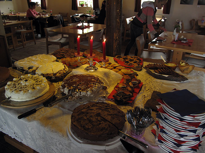 Djúpavík. Djúpavíktage VI:  6. Kaffihlaðborðið. - Das sechste Kuchenbuffet - diesmal zu den Djúpavíktage. (15.08.2010)