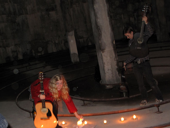 Djúpavík. Konzert, ein ganz besonderes... - Später in der Nacht im Tank der Heringfabrik: <a href='http://www.facebook.com/pages/Halla-Nordfjord/117659161594000' target='_blank' class='linksnormal'>Halla Norðfjörð Guðmundsdóttir</a> und Daníel Jón Jónsson. <a href='http://www.youtube.com/watch?v=r3sgG6g6wUQ' target='_blank' class='linksnormal'>Hier</a> eine Aufnahme aus dieser Nachtsession. (25.08.2010)