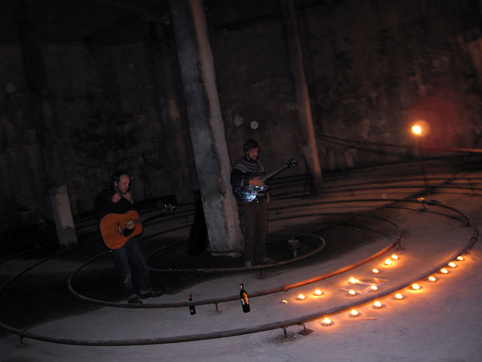 Djúpavík. Concert, a very special one... - Later during the night, in one of the tank fo the herring factory: <a href='http://jonabyron.squarespace.com/' target='_blank' class='linksnormal'>Jona Byron</a> and <a href='http://www.facebook.com/profile.php?id=1483540480' target='_blank' class='linksnormal'>Jhann Kristinsson</a>. <a href='http://www.youtube.com/watch?v=r3sgG6g6wUQ' target='_blank' class='linksnormal'>Here</a> a song, recorded (and filmed) in the tank during this night. (25 August 2010)