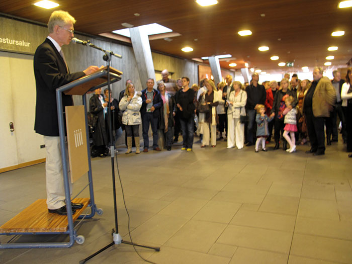 Reykjavík. Vernissage at museum Kjarvalsstaðir. Exhibition. - The director of the museum Hafþór Yngvason holds the first opening speed. (4 September 2010)