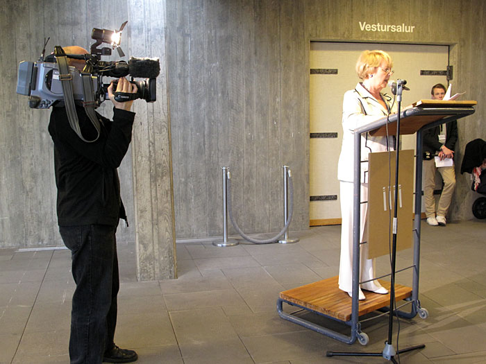 Reykjavík. Vernissage at museum Kjarvalsstaðir. Exhibition. - And the former president of Iceland Vigds Finnbogadttir hold the second opening speech (download and read <a href='http://www.listasafnreykjavikur.is/Portaldata/13/Resources/kjarvalsstadir/2010/_fram_stelpur/R__a_Vigd_sar_-_Me__viljann.pdf' target='_blank' class='linksnormal'>here</a> - but written in icelandic). (4 September 2010)