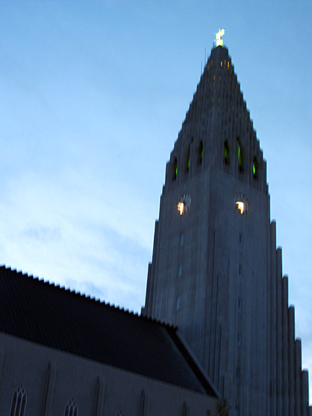 Reykjavík. Konzert: Jóhann Jóhannsson in der Hallgrímskirkja. - Abends - Blick auf die Kirche Hallgrímskirkja. (01.10.2010)