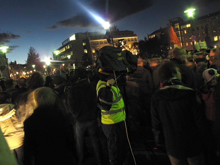 Reykjavík. Demonstration infront of the parliament. - Since a long time a demonstration with more than 7.000 participants. (4 October 2010)