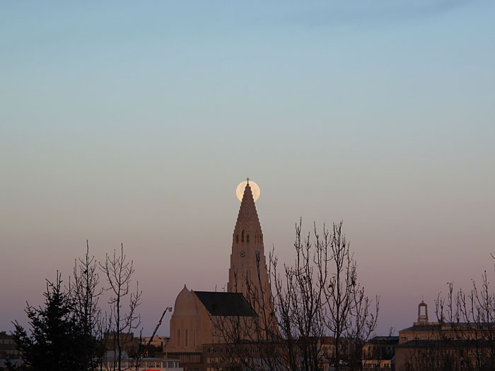 Reykjavík. In der Mitte (nur was ist in der Mitte von was?). - Aber: Was ist in der Mitte? Das was wir sehen? Das Bild, der Kirchturm, der Mond? Oder doch (nur) das Kreuz?<br />Sind wir selbst in der Mitte unseres selbst? Es kommt nicht darauf an, ob z.B. der Kirchturm mittig ist. Das ist das Aussen, Im Innen sollte aber die Mitte gefunden werden, das Gleichgewicht... (und für manche ist ein Umgleichgewicht das Gleichgewicht). Aber das, das kann nur jeder für sich - aber es ist so wie bei diesem Bild (und eigentlich allen): Offen sein und bewusst wahrnehmen, denn sonst hätte ich diese Mitte nicht gesehen... (23.10.2010)