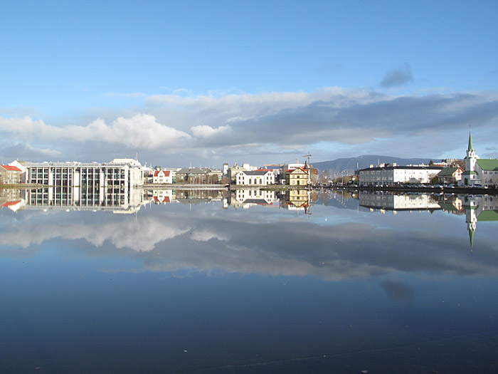 Reykjavík. Am Tjörnin. Gefroren und gespiegelt. - Am Teich <a href='http://de.wikipedia.org/wiki/Tjörnin' target='_blank' class='linksnormal'>Tjörnin</a> in der Stadtmitte in Reykjavík. (26.10.2010)