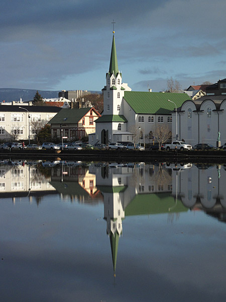 Reykjavík. At the Tjörnin. Frozen and mirrored. - At the <a href='http://en.wikipedia.org/wiki/Tjörnin' target='_blank' class='linksnormal'>Tjörnin</a> pond in center of Reykjavík. (26 October 2010)