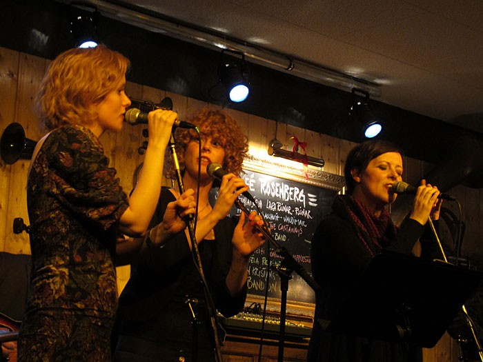 Reykjavík. Konzert Ellen Kristjáns im Rósenberg. - Sigríður, Elísabet und Ellen Kristjáns. (07.12.2010)