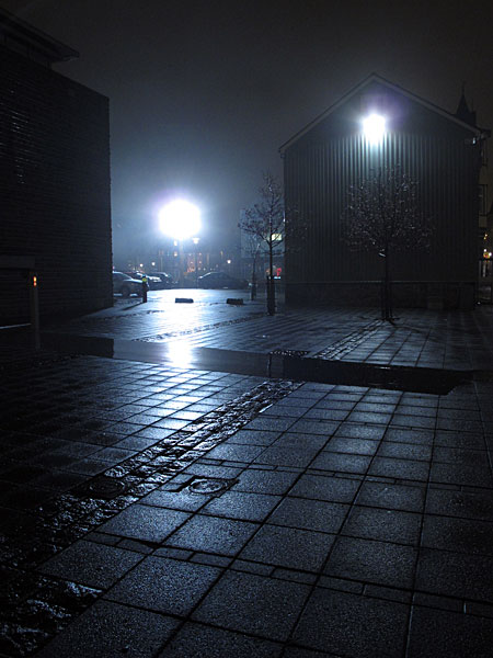 Reykjavík. Outside it is dark. - Downtown, closed to the parliament... (9 December 2010)