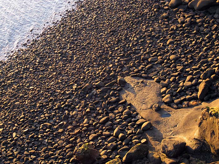 Kleifarvatn. Besuch des immer etwas anderen Sees. - Der See Kleifarvatn hat keinen Zu- oder Abfluss, z.B. durch einen Fluss. Das Wasser stammt von Regen und Schnee. Aufgrund gelegentlicher Erdbeben in dieses Gebiet entstehen "Risse", wodurch das Wasser abfliesst... (15.12.2010)