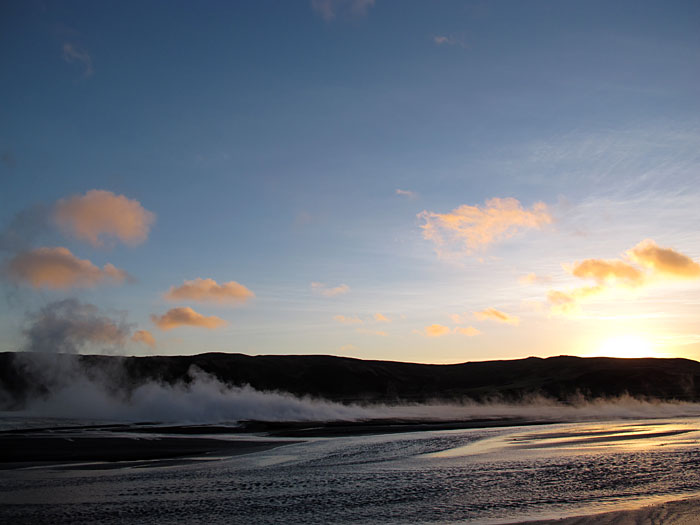 Kleifarvatn. Besuch des immer etwas anderen Sees. - Weil der See viel Wasser verloren hat, kamen nun heisse Quellen zum Vorschein. (15.12.2010)