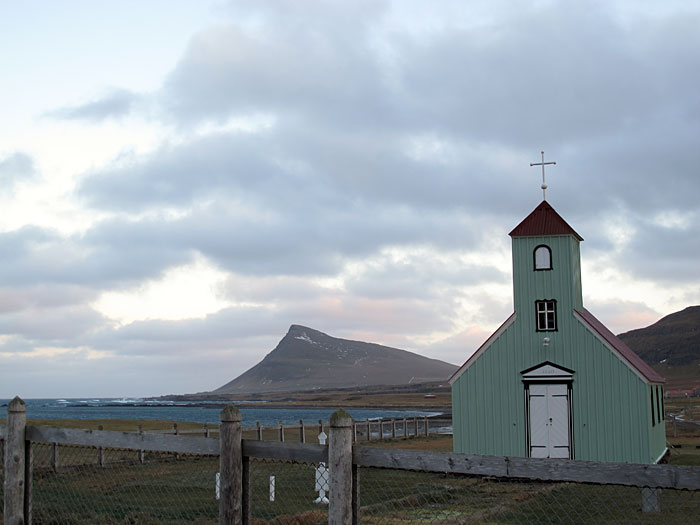 Djúpavík. Endlich wieder hier und gleich in den Norden gefahren! - Die Kirche, die alte Kirche mit dem Friedhof, von Árneshreppur. Im Hintergrund der Berg Reykjarneshyrna (31.12.2010)