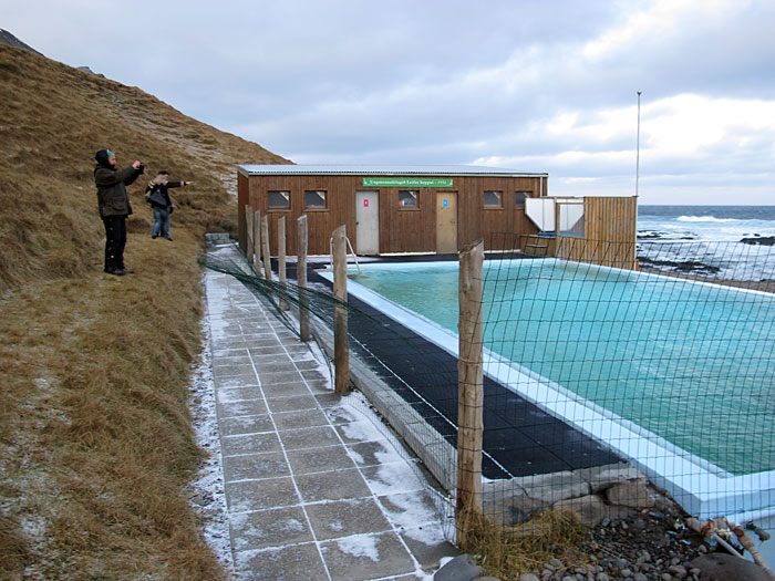 Djúpavík. Finally back in Djúpavík but driving very next to the north! - Swimming pool Krossnes. Roland takes pictures, and Svavar in female company wants to a nice time in the pool. (31 December 2010)