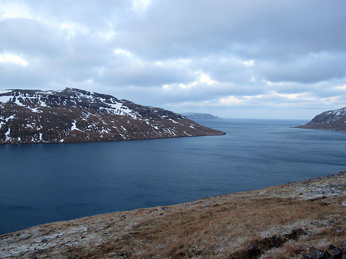 Djúpavík. Endlich wieder hier und gleich in den Norden gefahren! - Íngólfsjörður und, etwas weiter weg aber gut sichtbar, Drangaskörd. (31.12.2010)