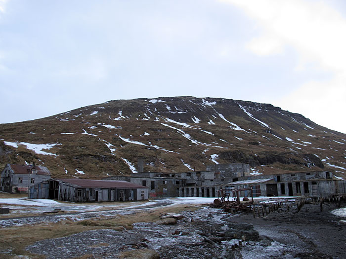 Djúpavík. Endlich wieder hier und gleich in den Norden gefahren! - Die Heringfabrik Eyri, welche nur von Anfang der 40er bis Anfang der 50er in Betrieb war. (31.12.2010)