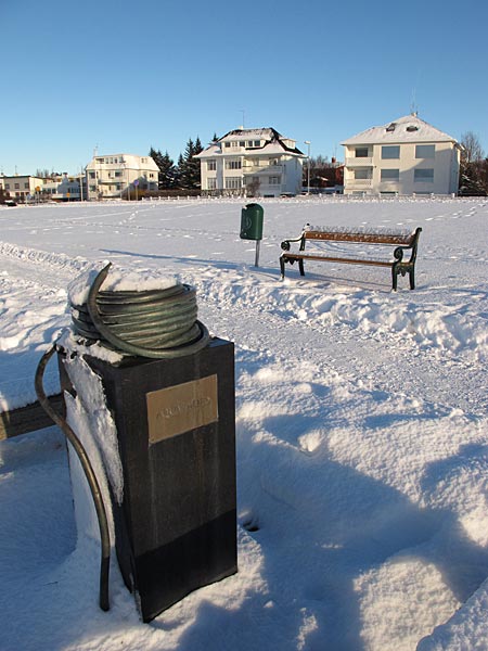 Reykjavík. Sonne am Strand. - Windstille, Sonne, blauer Himmel, Schnee. (07.02.2011)