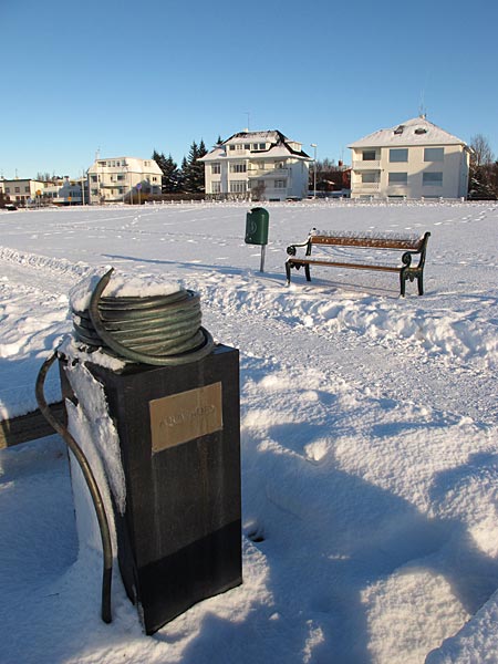 Reykjavík. Sun at the beach. - Calm, sun, blue sky, snow... (7 February 2011)