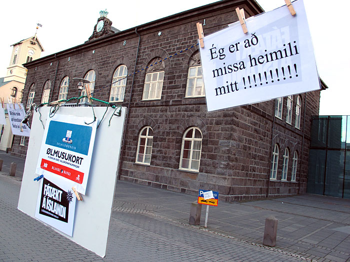 Reykjavík. NEI (isländisch fr "Nein"). - "Ich habe mein Zuhause verloren." - vor dem Parlament. (16.02.2011)