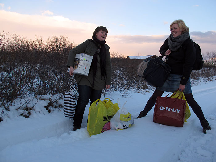 Álftavatn. Im Winter im Sommerhaus I. - So mussten wir die letzten Meter zum Sommerhaus unser Gepäck tragen... (18.02.2011)