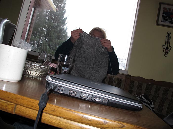 Álftavatn. In winter in the summer cottage II. - Tina is knitting. (19 February 2011)