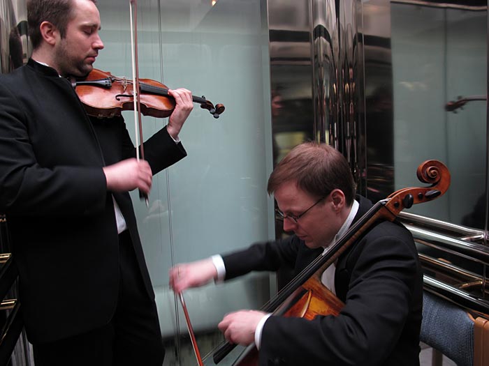 Reykjavík. Musik im Fahrstuhl. - Ari Þór Vilhjálmsson and Sigurgeir Agnarsson are playing ... (26 February 2011)